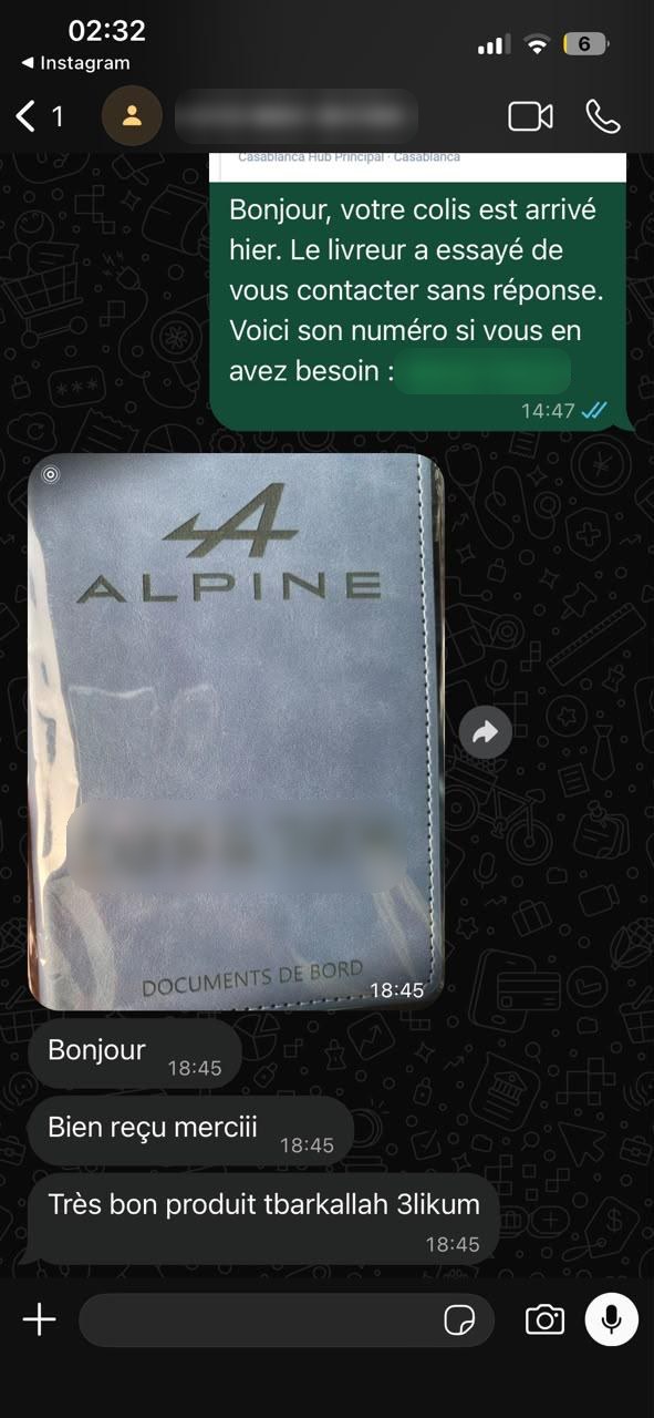 Capture WhatsApp d’un client montrant son étui Alpine gravé de deux prénoms