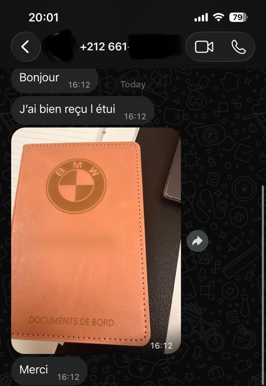 Capture WhatsApp d’un client montrant son étui BMW gravé à son nom (nom masqué)